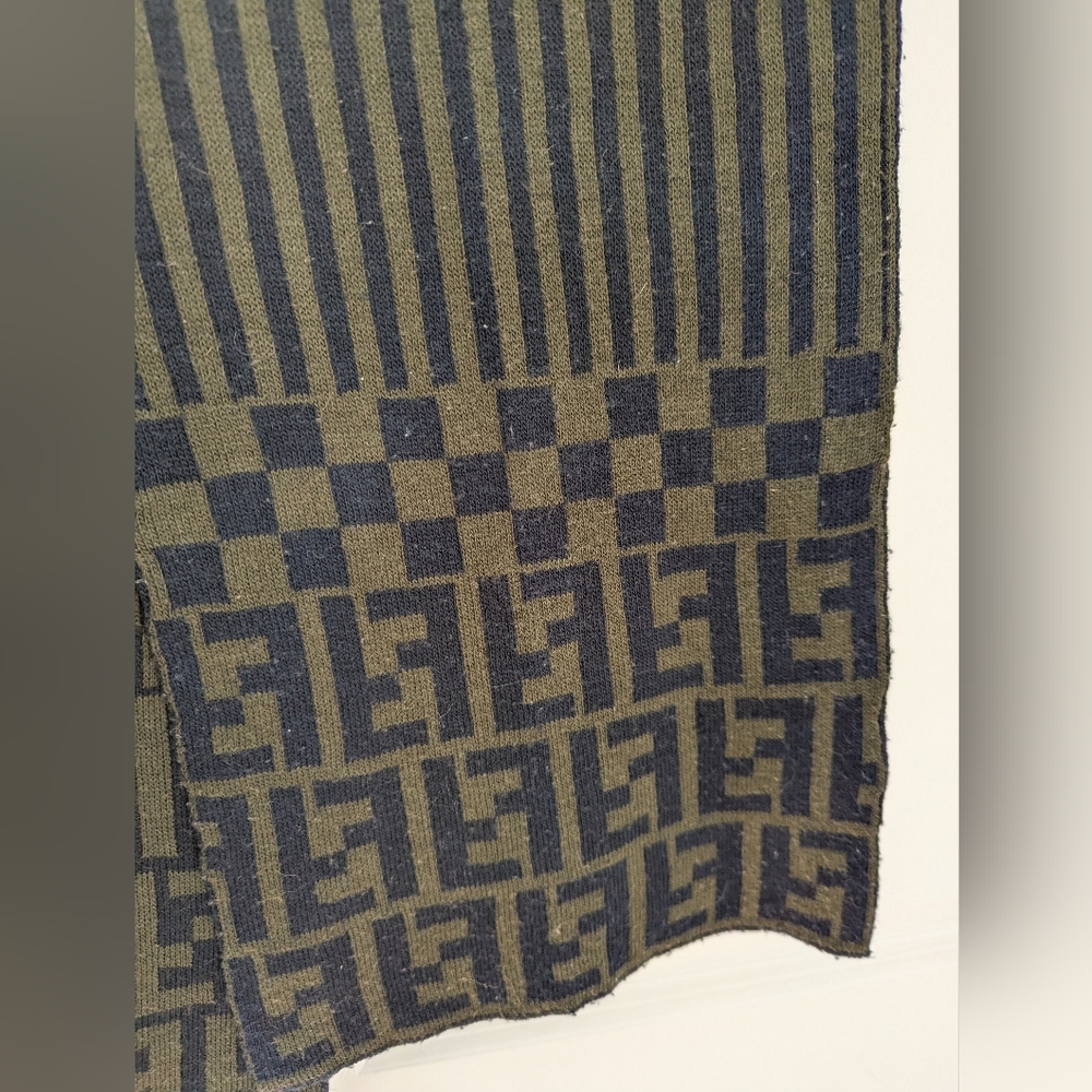 Fendi green and black scarf - Picture 5 of 9